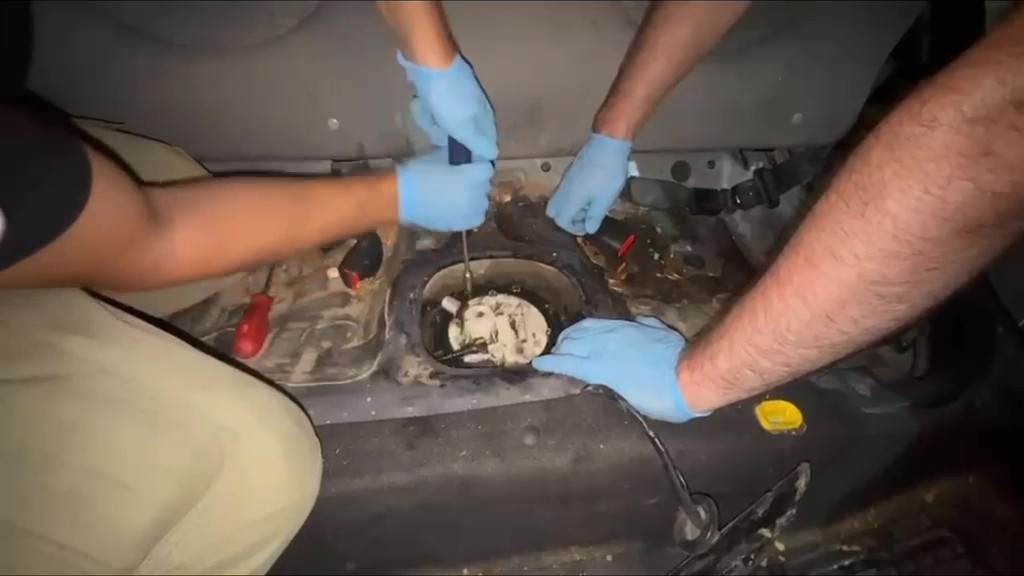 Otomobile zulalanan 6,5 kilo esrar narkotik köpeğiyle bulundu
