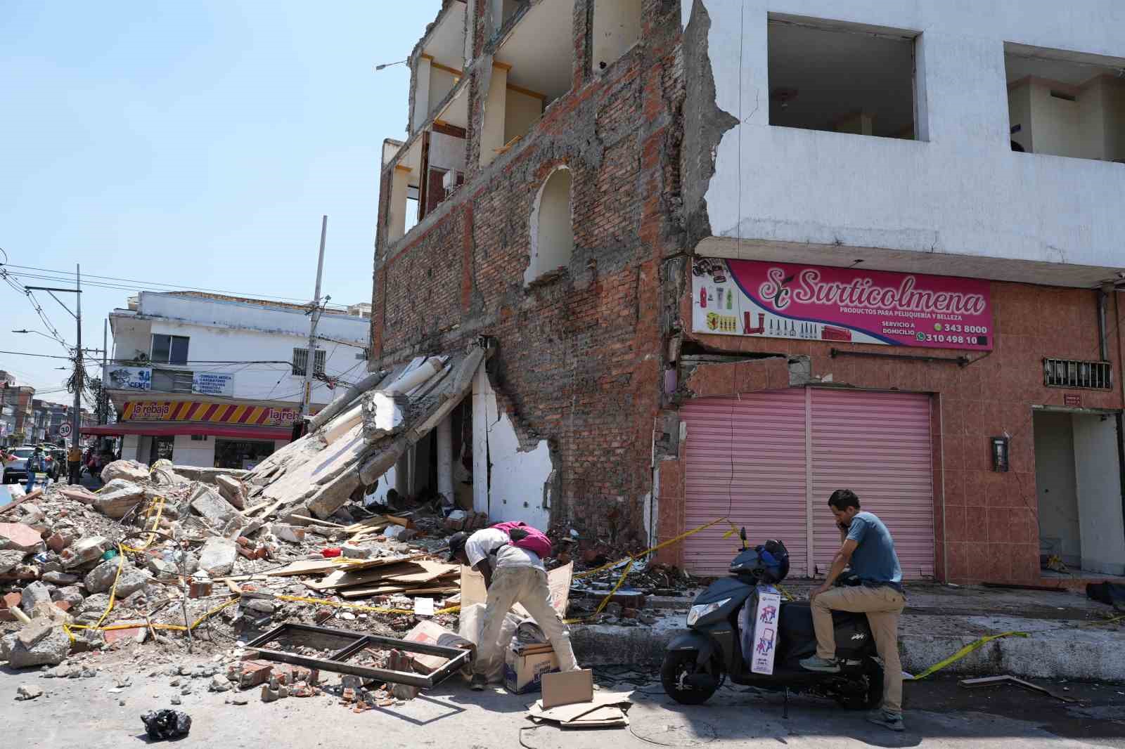 Kolombiya’yı vuran 7.4’lük depremde can kaybı 321’e yükseldi