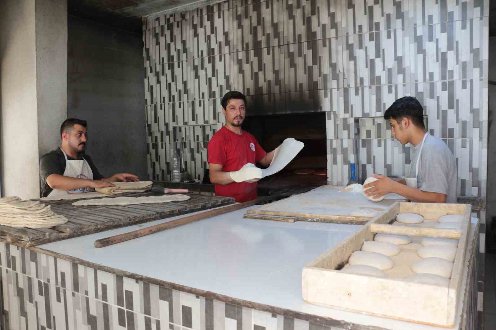 Termometrelerin 55 dereceyi bulduğu Cizre’de, fırın ustaları 80 derecede ekmek üretiyor