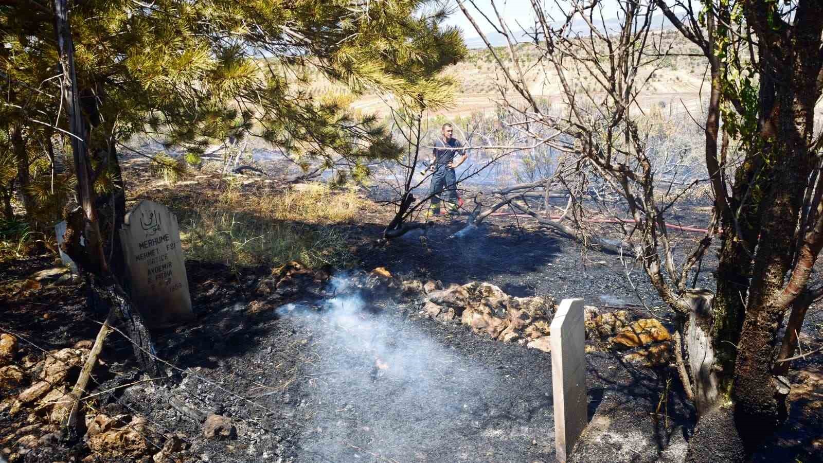 Anız yangını evlerin sınırına ulaşmadan söndürüldü