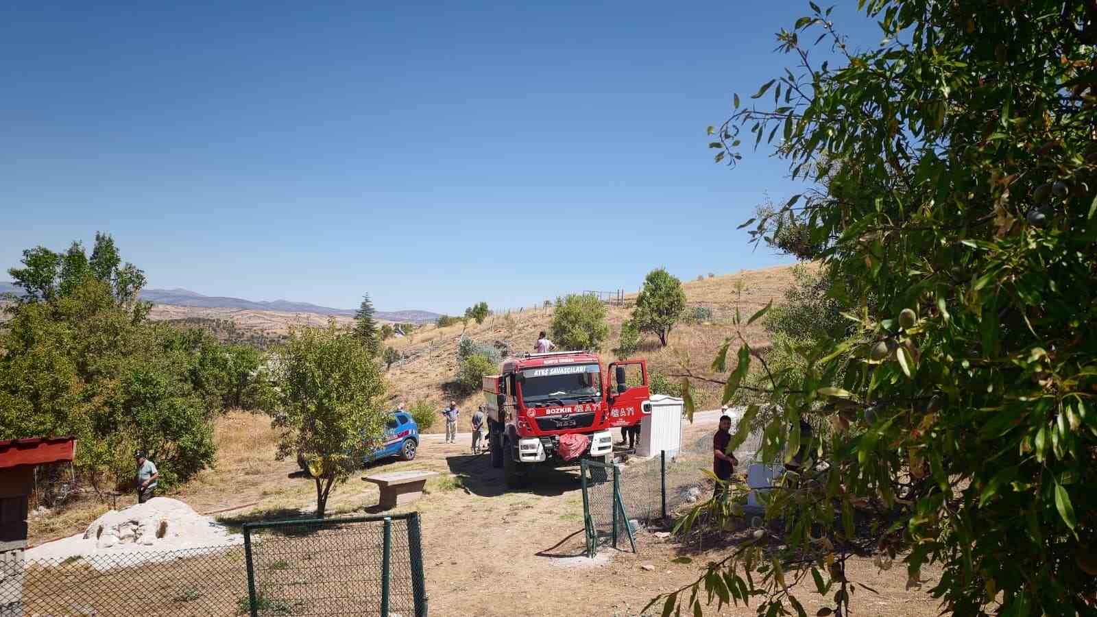 Anız yangını evlerin sınırına ulaşmadan söndürüldü