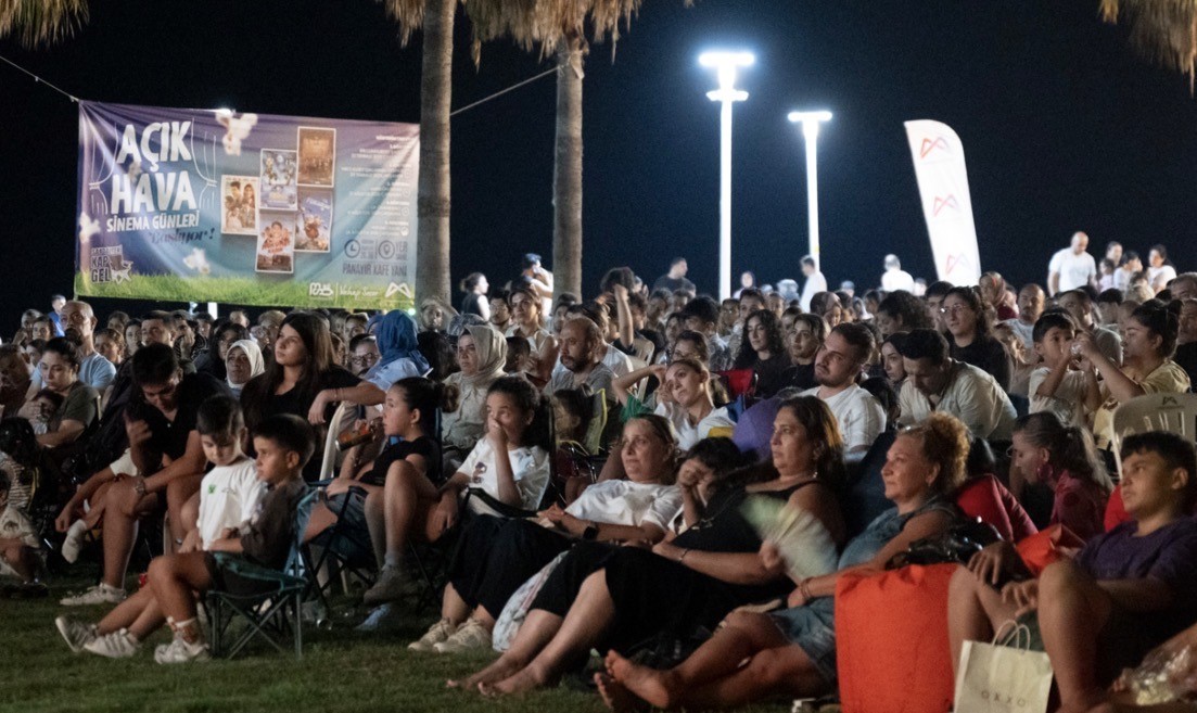 Mersin’de çocuklar yıldızların altında ‘Yukarı Bak’ filmini izledi