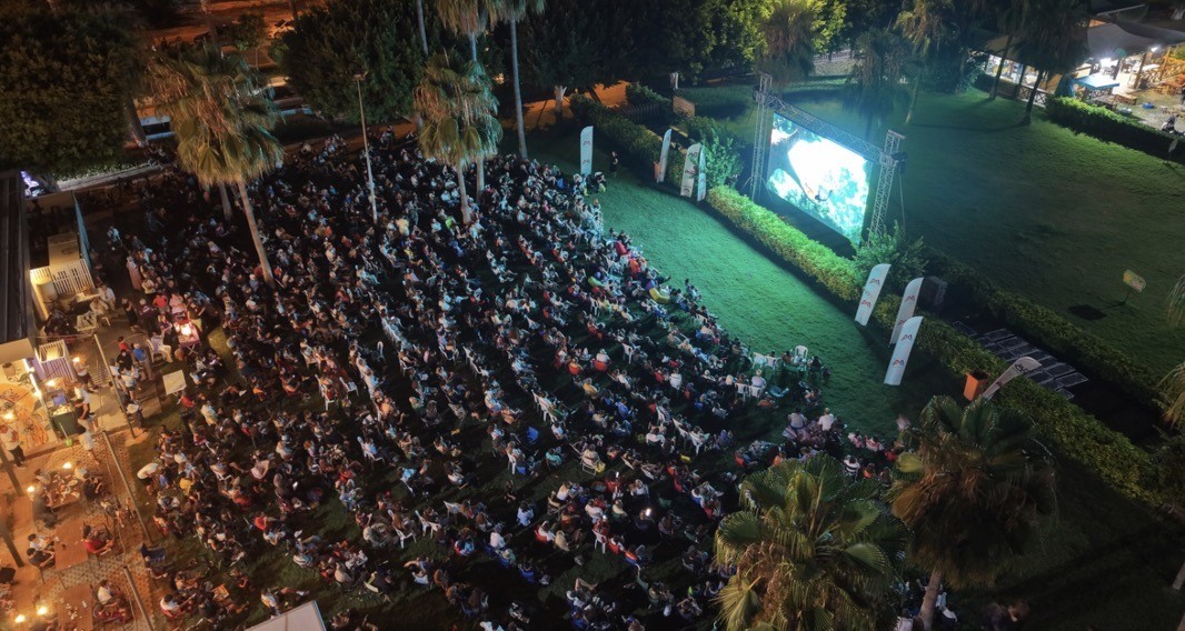 Mersin’de çocuklar yıldızların altında ‘Yukarı Bak’ filmini izledi
