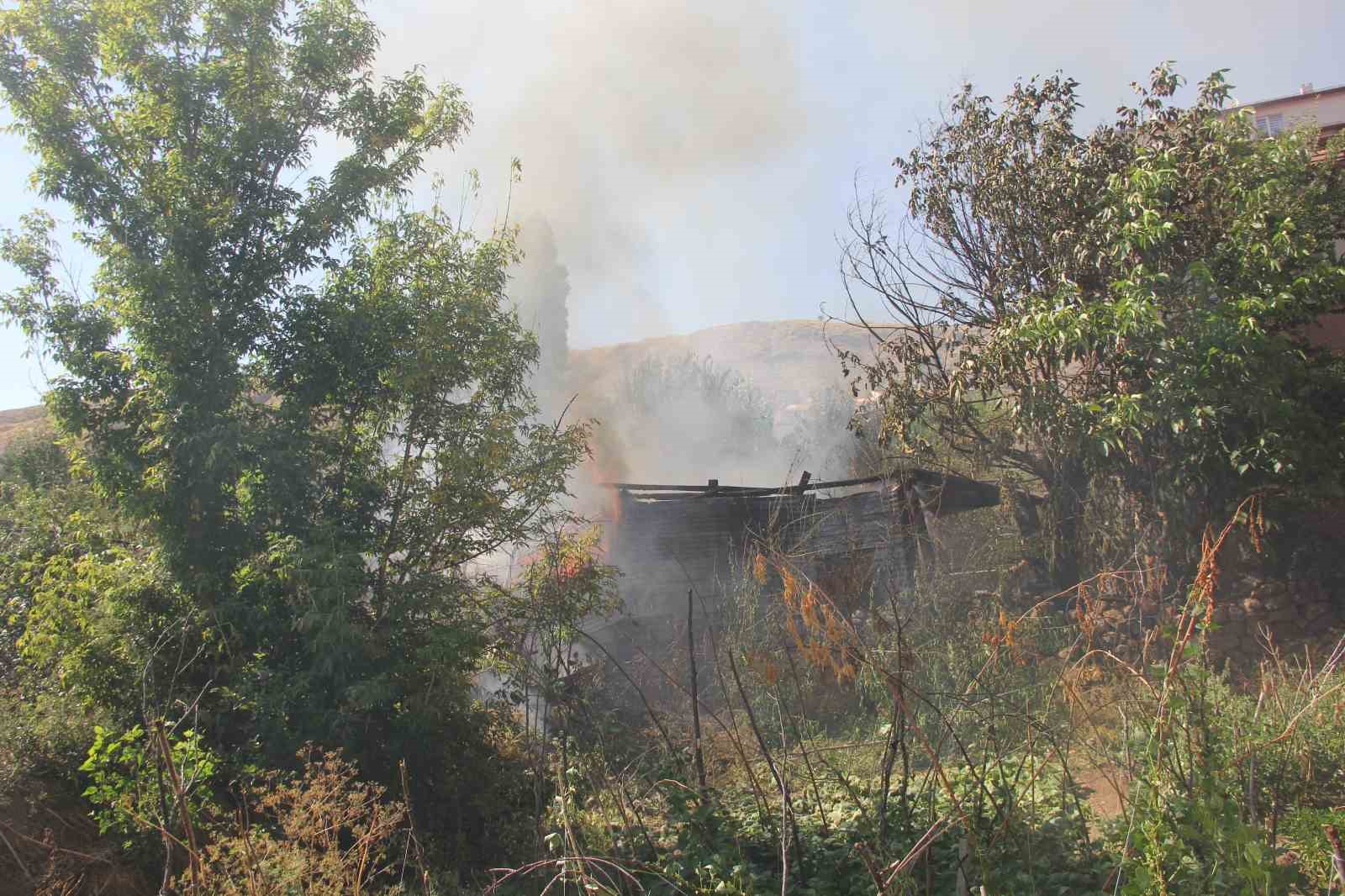 Sivas’ta odunlukta çıkan yangın paniğe neden oldu