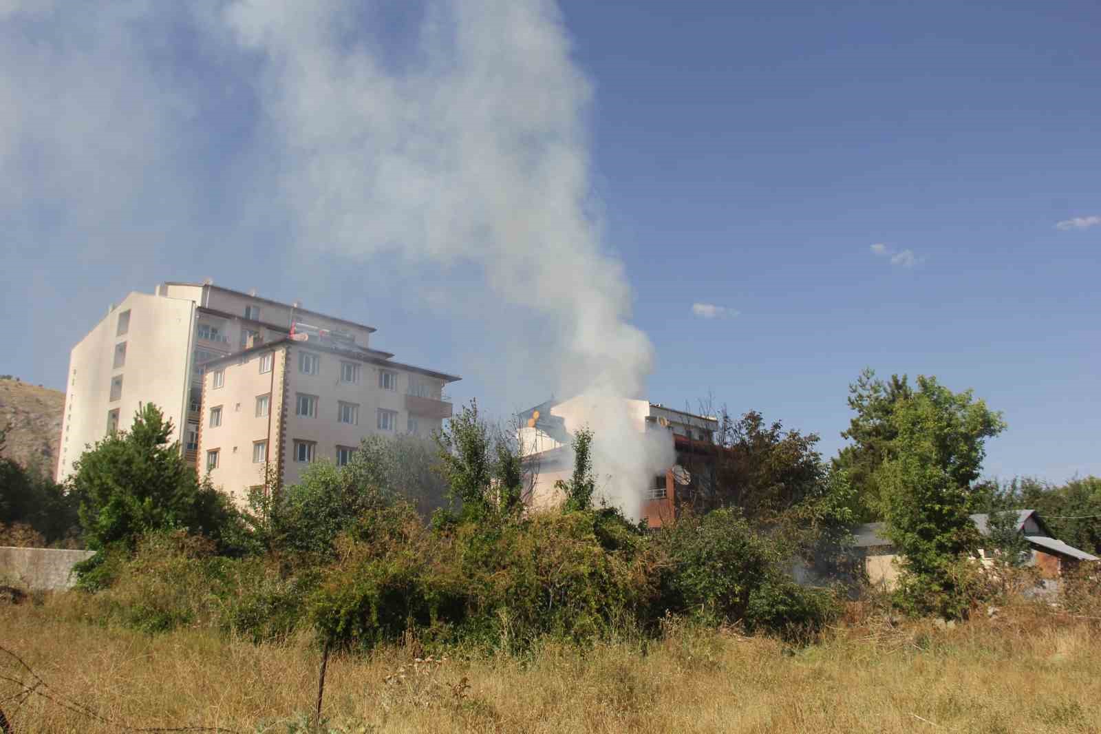 Sivas’ta odunlukta çıkan yangın paniğe neden oldu