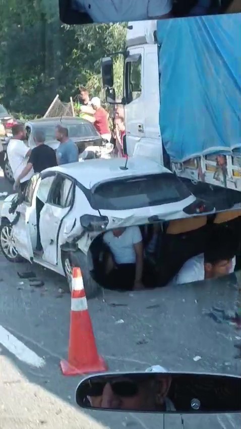 Kocaeli’de iki ayrı noktada 8 araç zincirleme kazaya karıştı