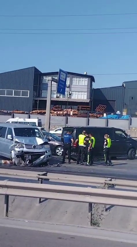 Kocaeli’de iki ayrı noktada 8 araç zincirleme kazaya karıştı