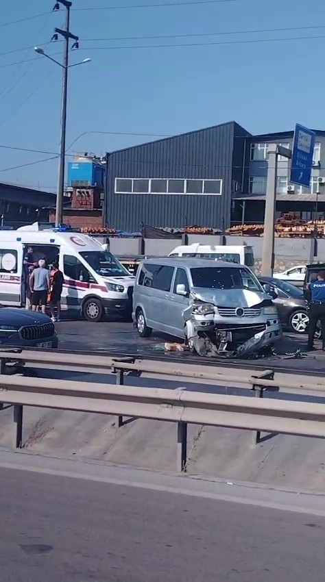 Kocaeli’de iki ayrı noktada 8 araç zincirleme kazaya karıştı