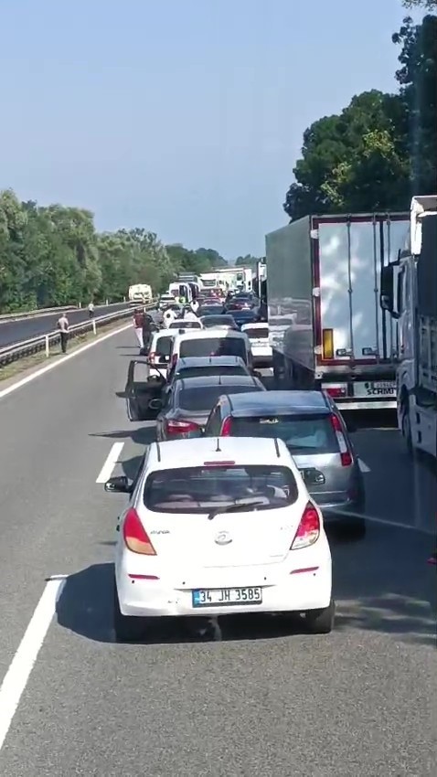 Kocaeli’de iki ayrı noktada 8 araç zincirleme kazaya karıştı