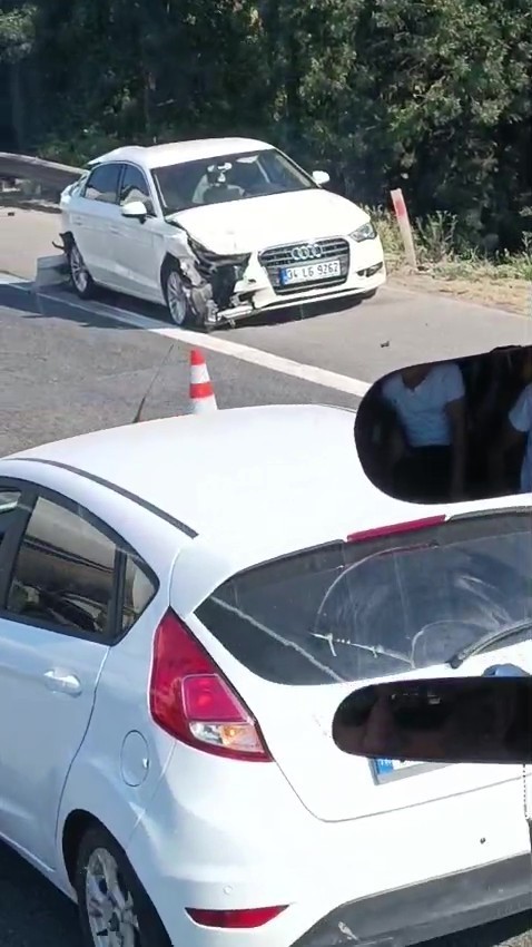Kocaeli’de iki ayrı noktada 8 araç zincirleme kazaya karıştı