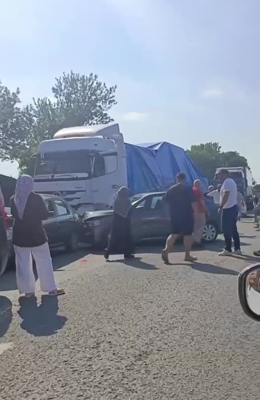 Kocaeli’de iki ayrı noktada 8 araç zincirleme kazaya karıştı