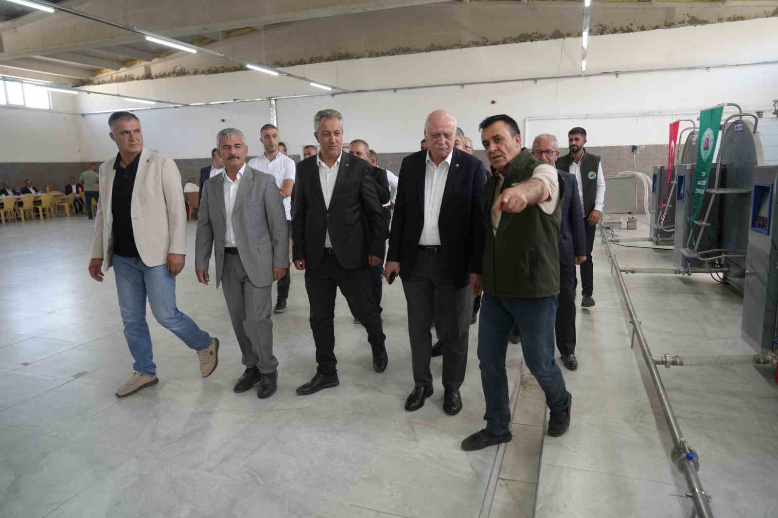 TZOB Genel Başkanı Bayraktar, Malazgirt’te süt toplama merkezini inceledi