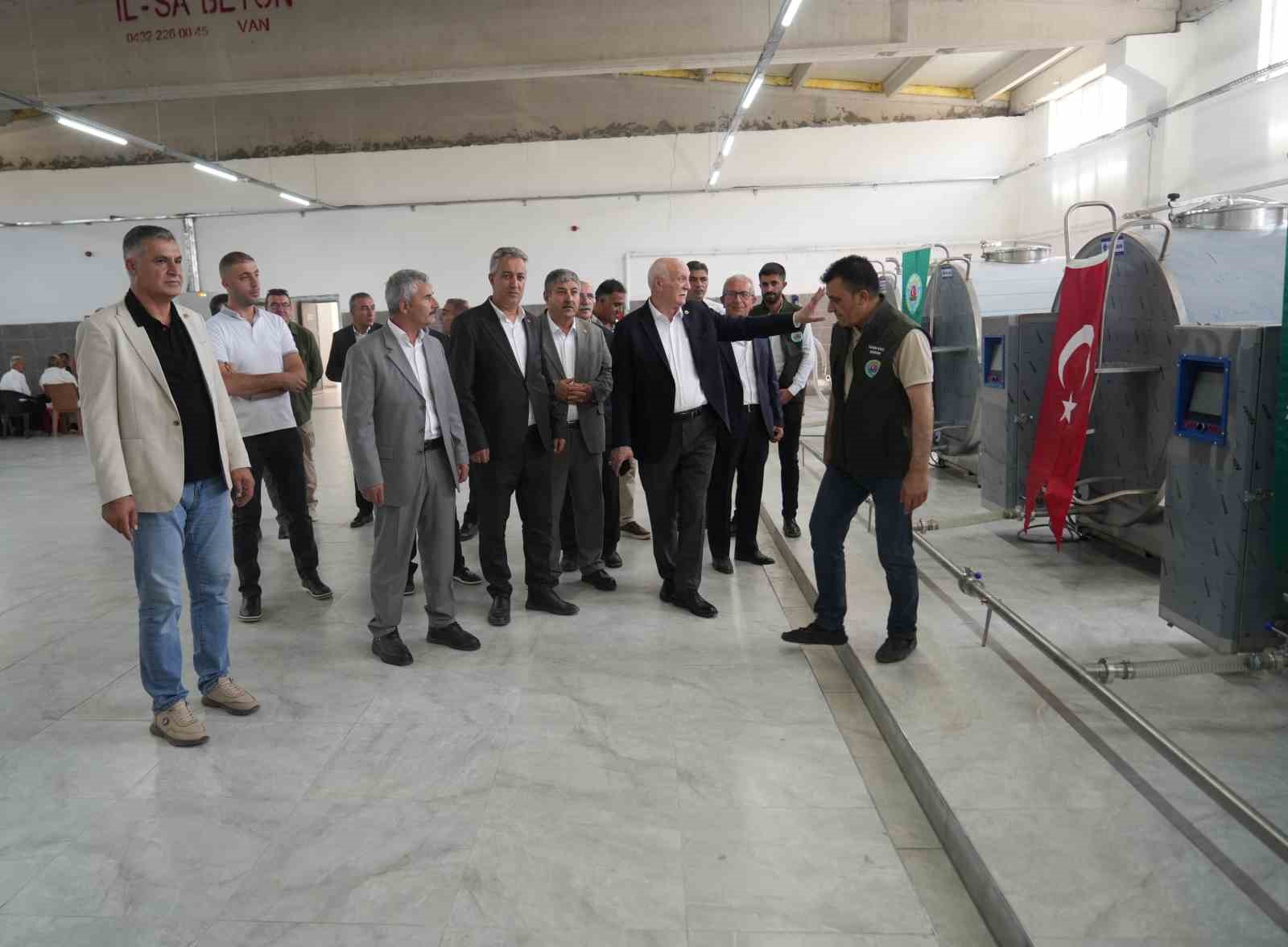 TZOB Genel Başkanı Bayraktar, Malazgirt’te süt toplama merkezini inceledi