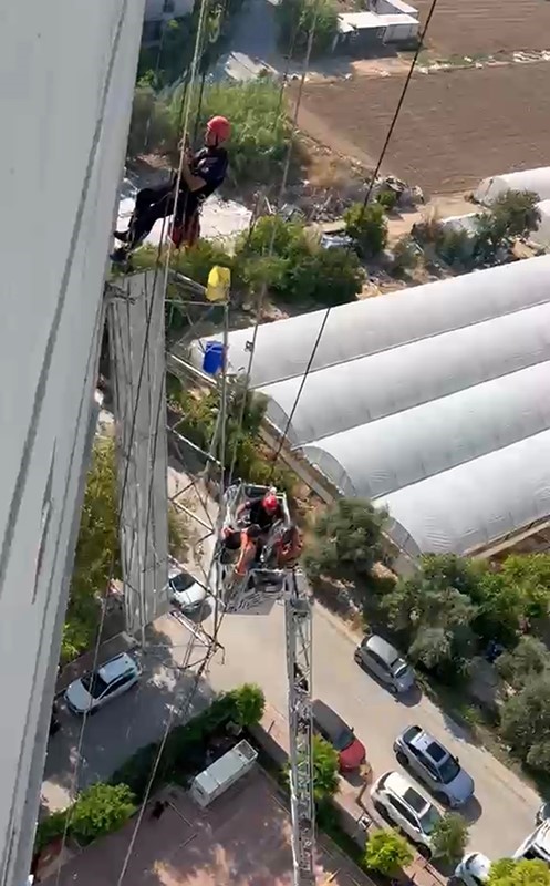 Halatı kopan iskelede mahsur kalan 2 işçiyi itfaiye kurtardı