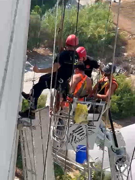 Halatı kopan iskelede mahsur kalan 2 işçiyi itfaiye kurtardı