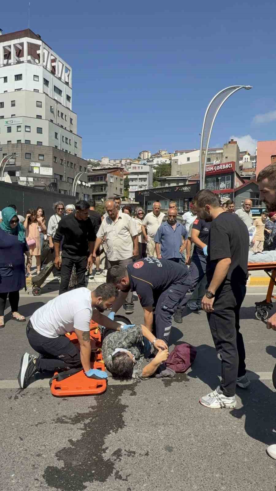 Yolun karşına geçmeye çalışan yaşlı kadına otomobil çarptı