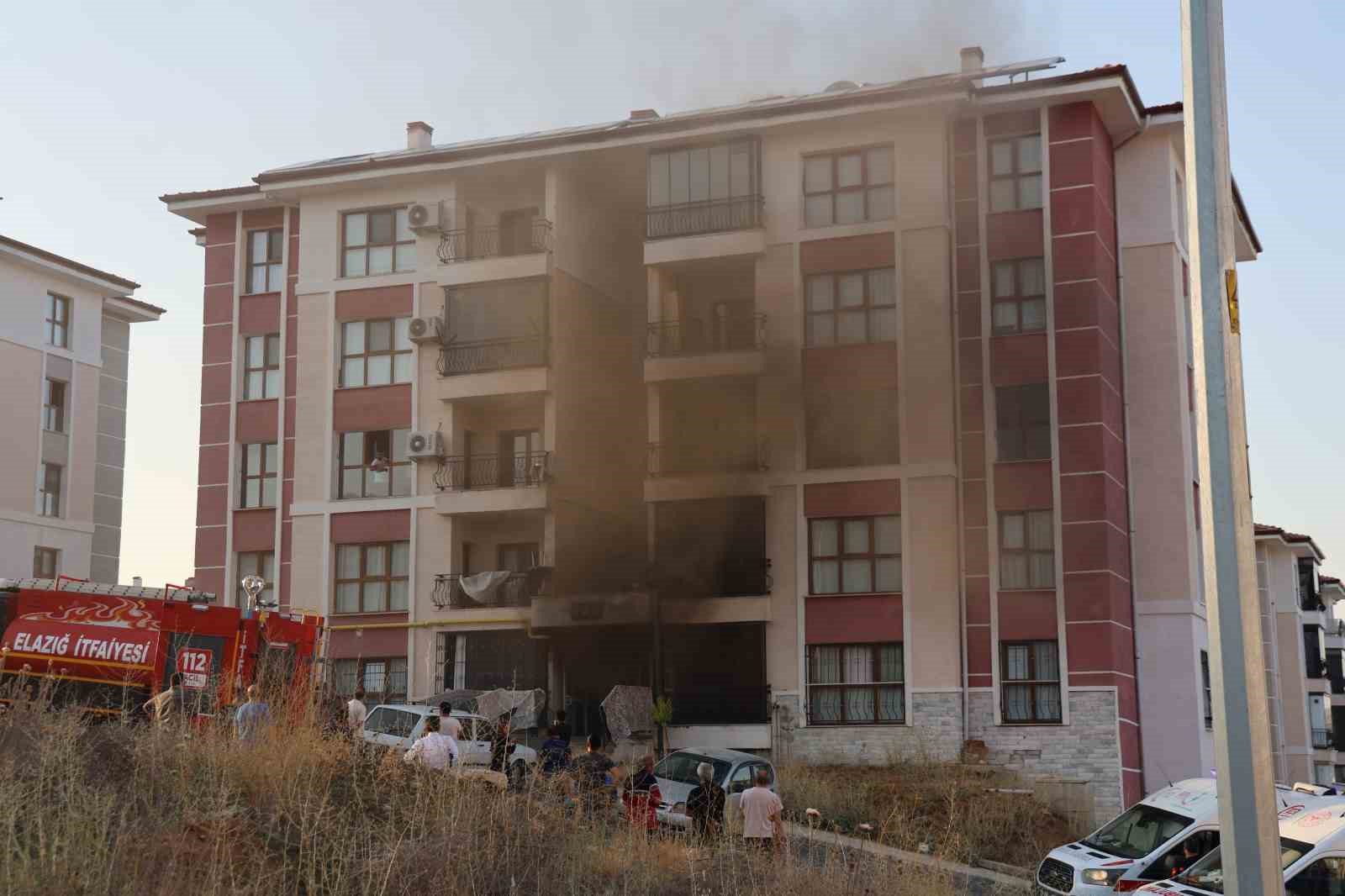 Elazığ’da binanın bodrum katında yangın: 12 kişi dumandan etkilendi, 16 kişi kurtarıldı