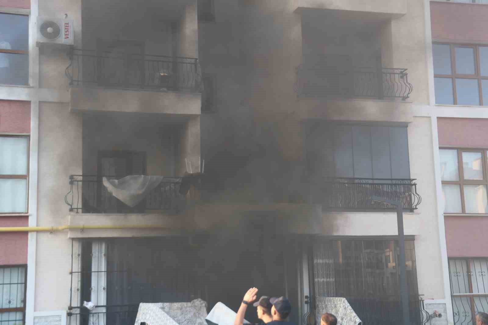 Elazığ’da binanın bodrum katında yangın: 12 kişi dumandan etkilendi, 16 kişi kurtarıldı