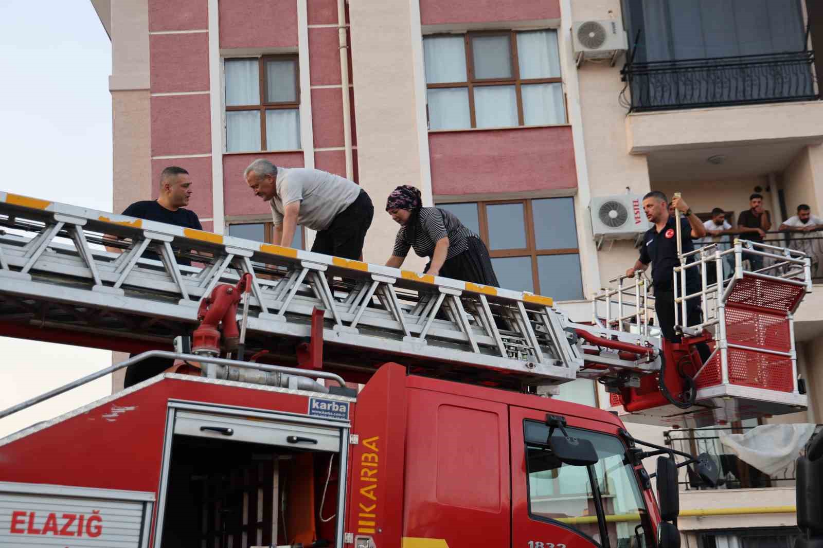 Elazığ’da binanın bodrum katında yangın: 12 kişi dumandan etkilendi, 16 kişi kurtarıldı