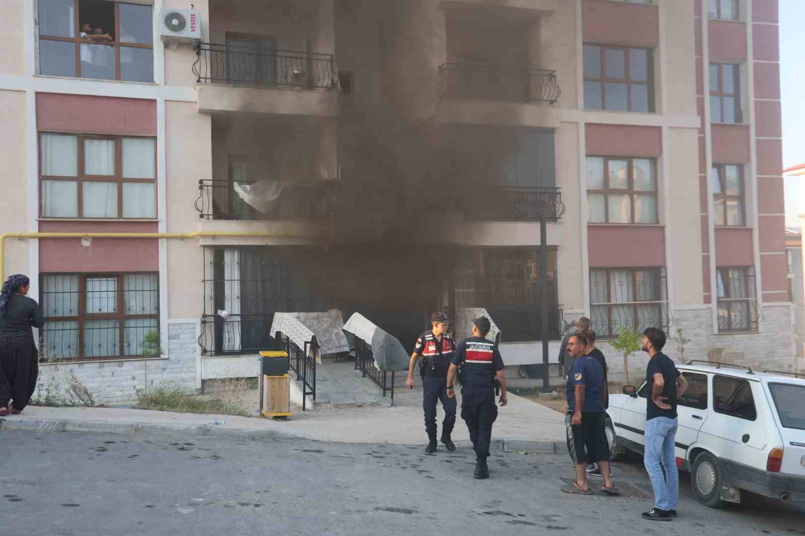 Elazığ’da binanın bodrum katında yangın: 12 kişi dumandan etkilendi, 16 kişi kurtarıldı