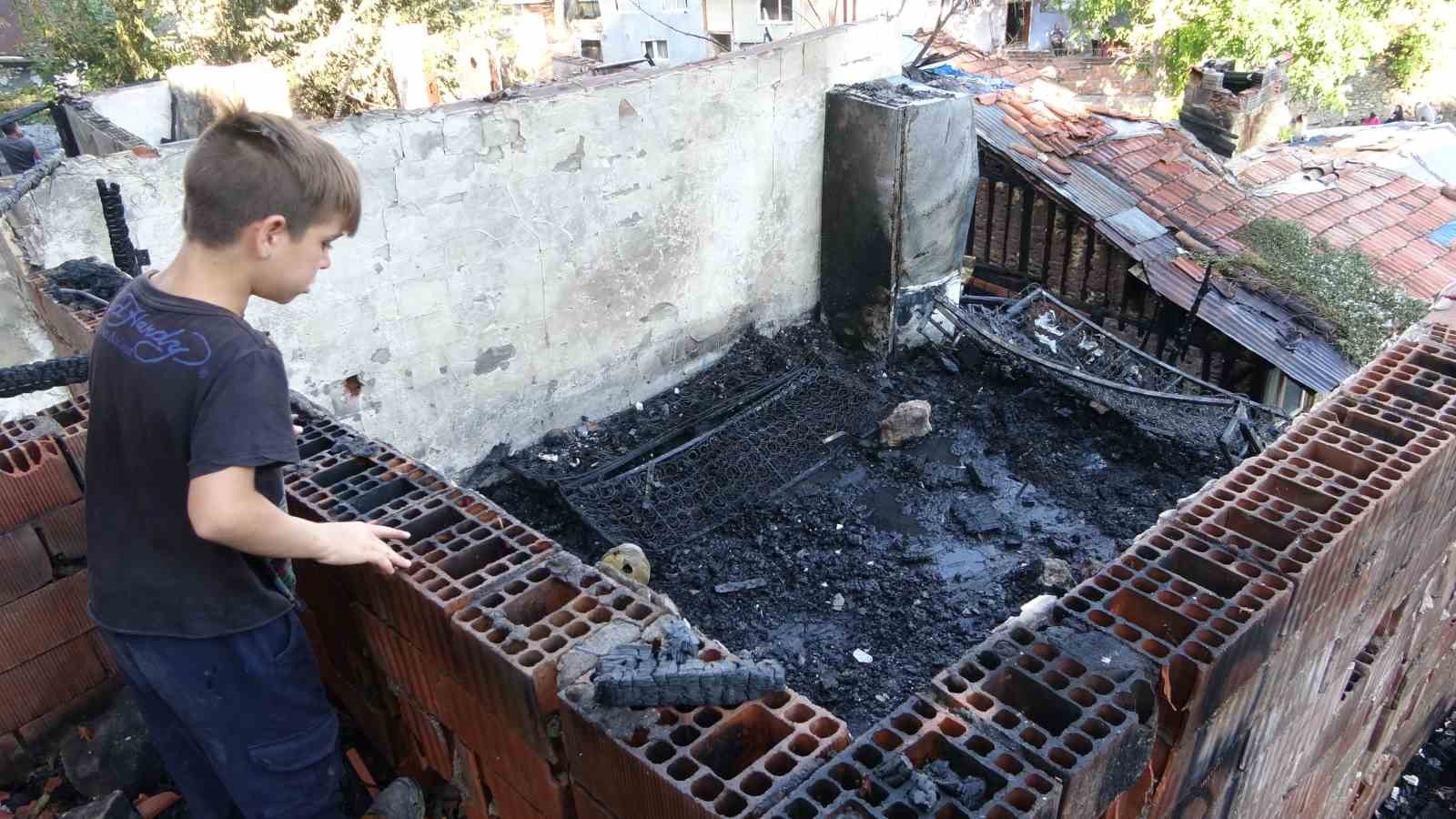 Piknik tüpleri bomba gibi patladı, iki gecekondu küle döndü