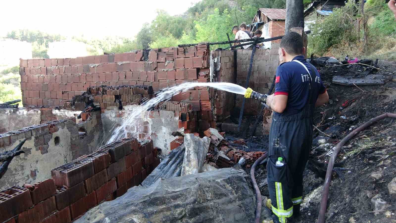 Piknik tüpleri bomba gibi patladı, iki gecekondu küle döndü