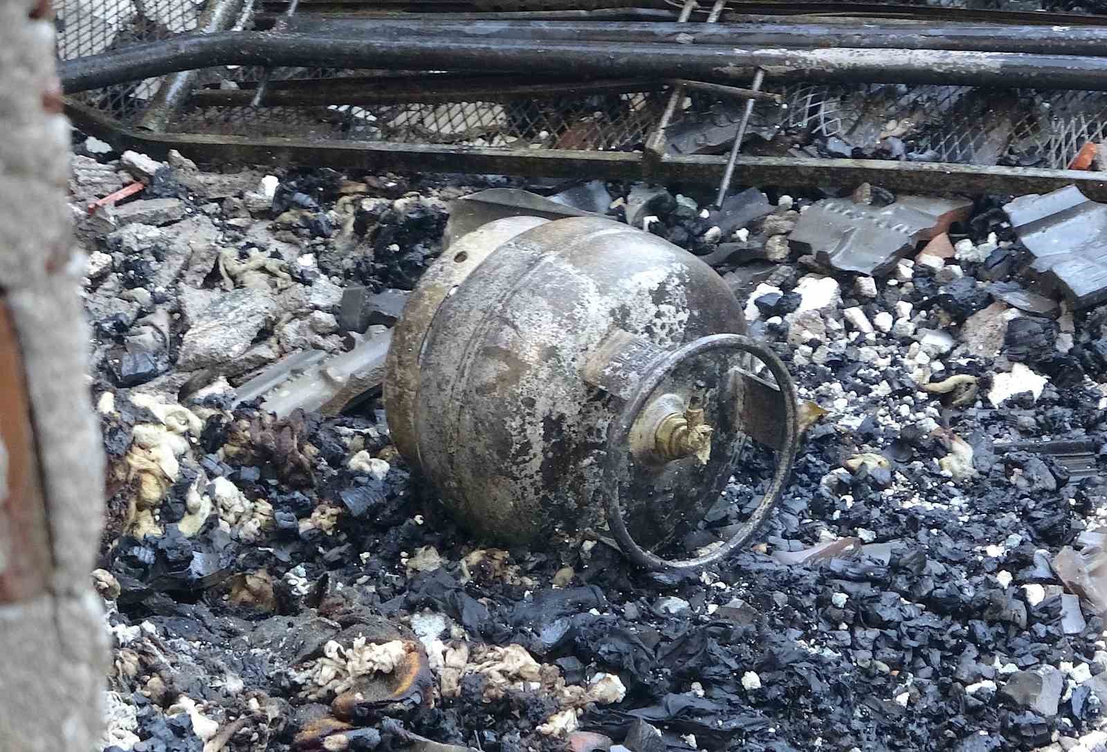 Piknik tüpleri bomba gibi patladı, iki gecekondu küle döndü