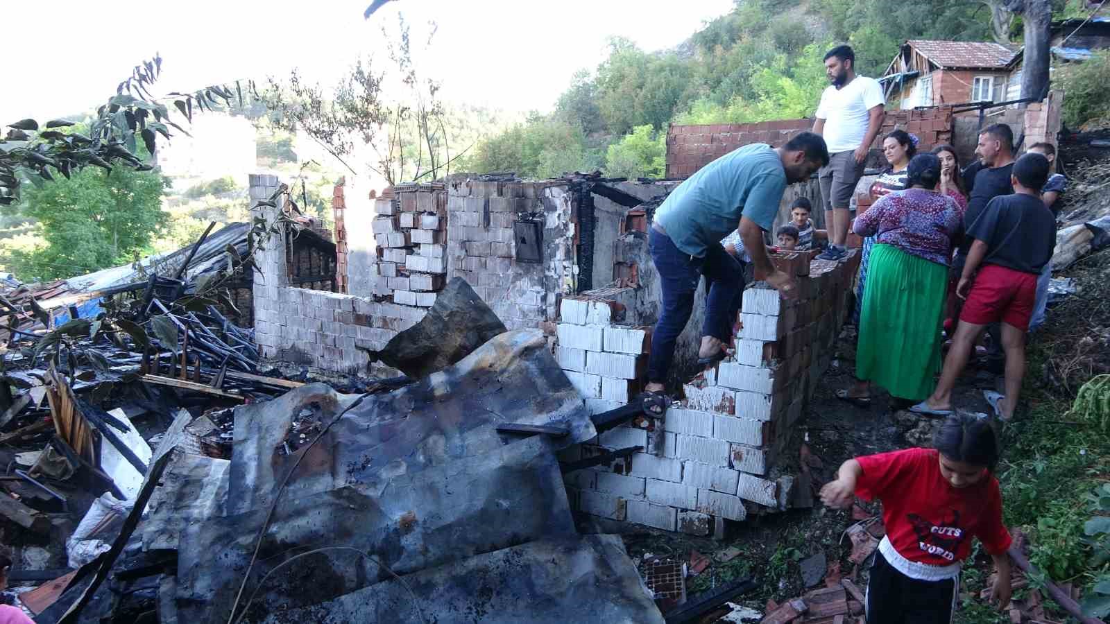 Piknik tüpleri bomba gibi patladı, iki gecekondu küle döndü