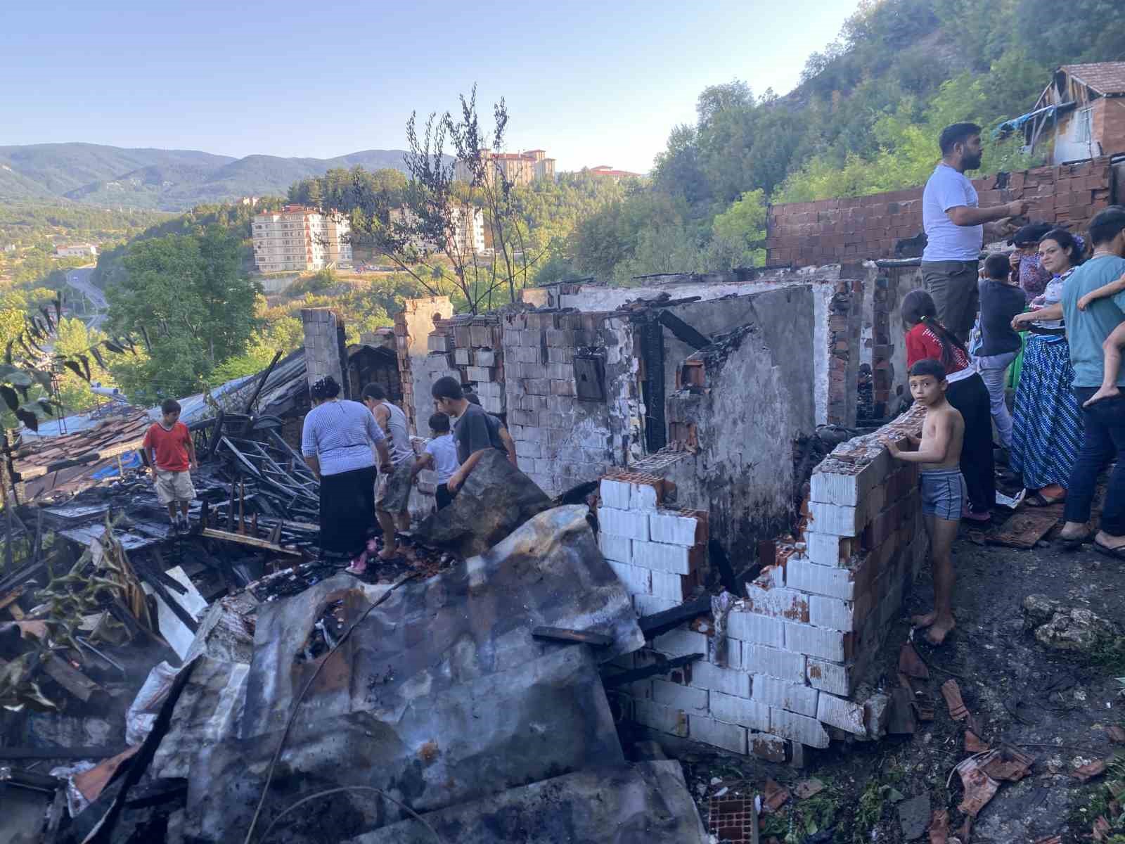 Piknik tüpleri bomba gibi patladı, iki gecekondu küle döndü