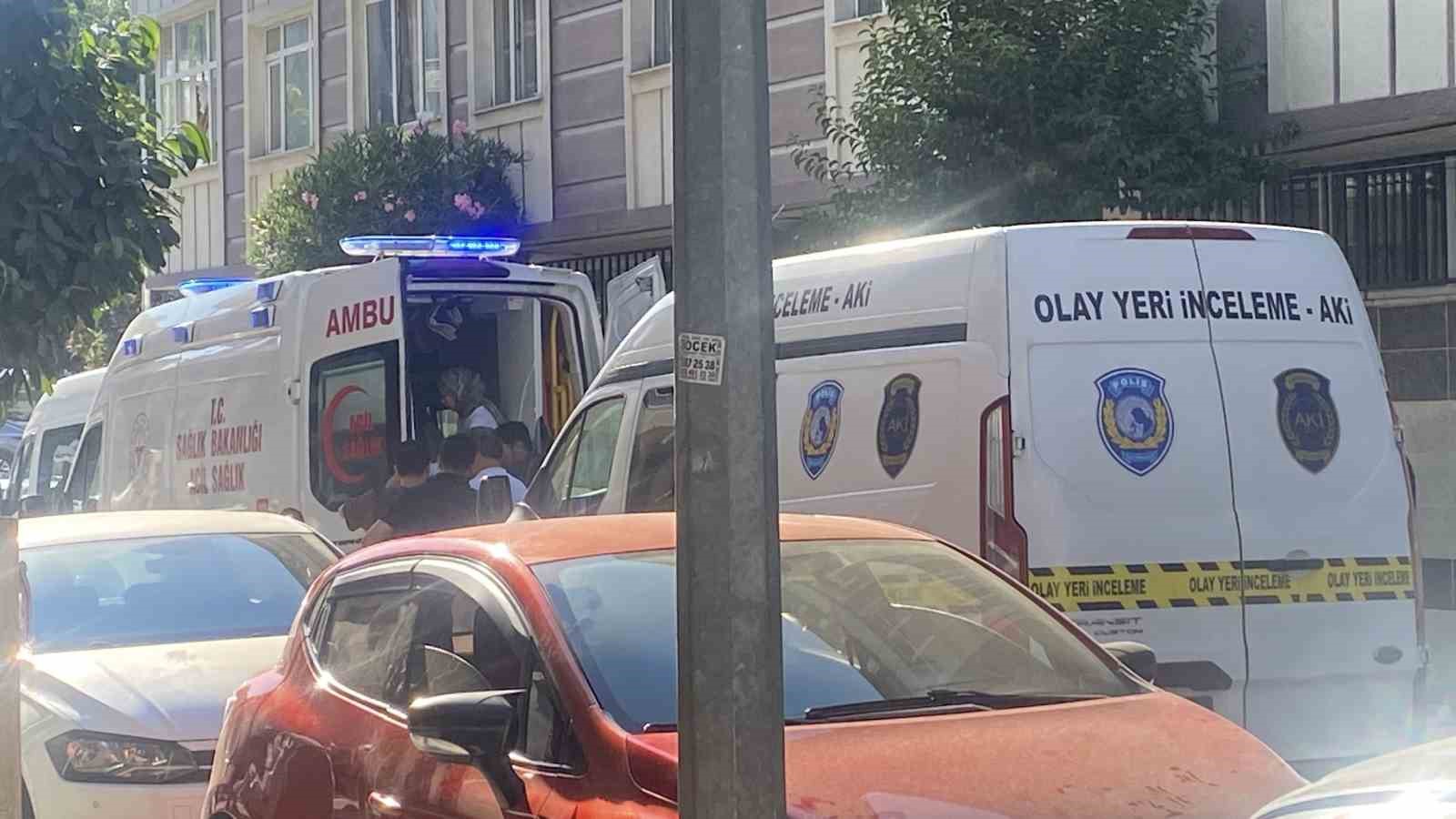 Gaziosmanpaşa’da bir kişi evinde boğazı kesilmiş halde ölü bulundu