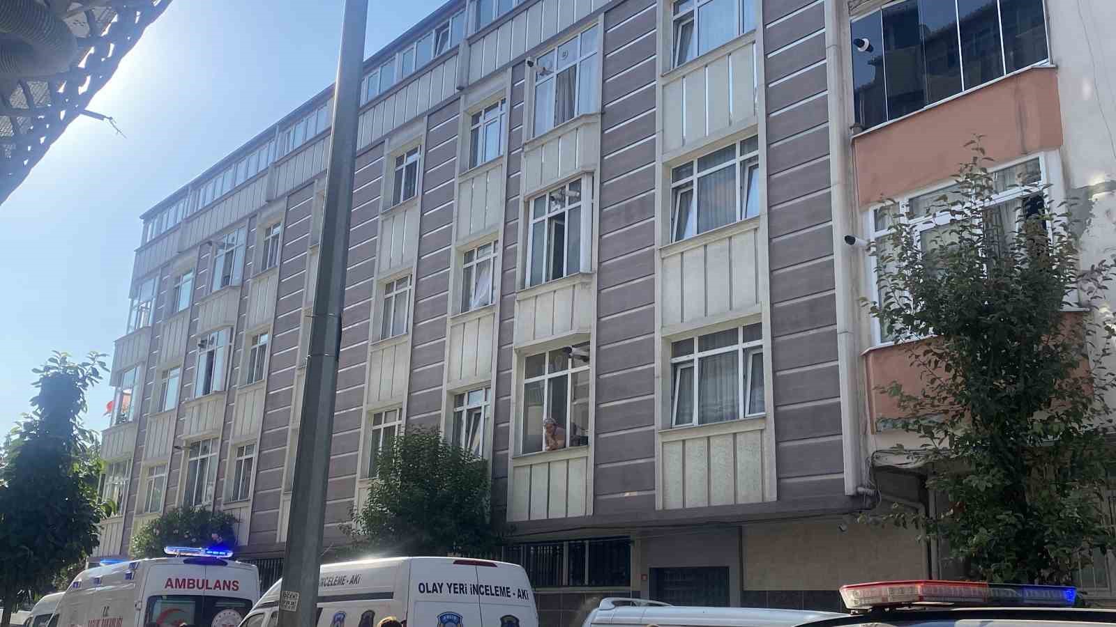 Gaziosmanpaşa’da bir kişi evinde boğazı kesilmiş halde ölü bulundu