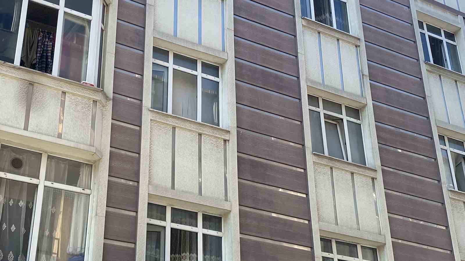 Gaziosmanpaşa’da bir kişi evinde boğazı kesilmiş halde ölü bulundu