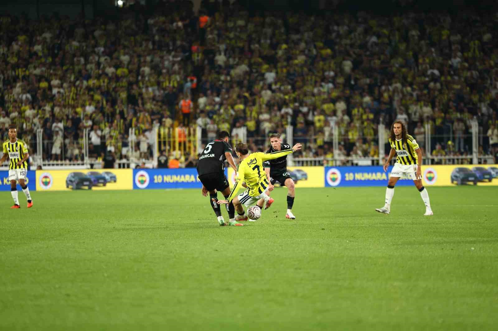 Trendyol Süper Lig: Fenerbahçe: 1 - Konyaspor: 1 (Maç devam ediyor)