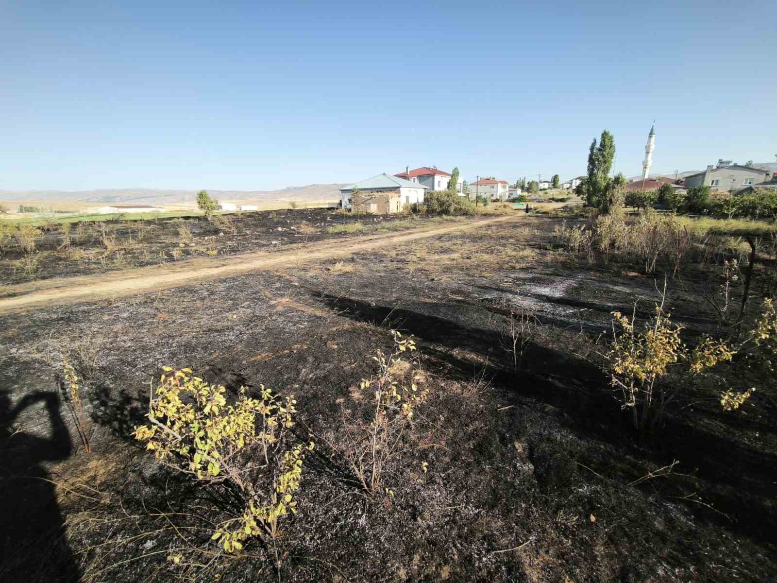 Altınyayla’da yangın paniği: Alevler evlere sıçramadan söndürüldü