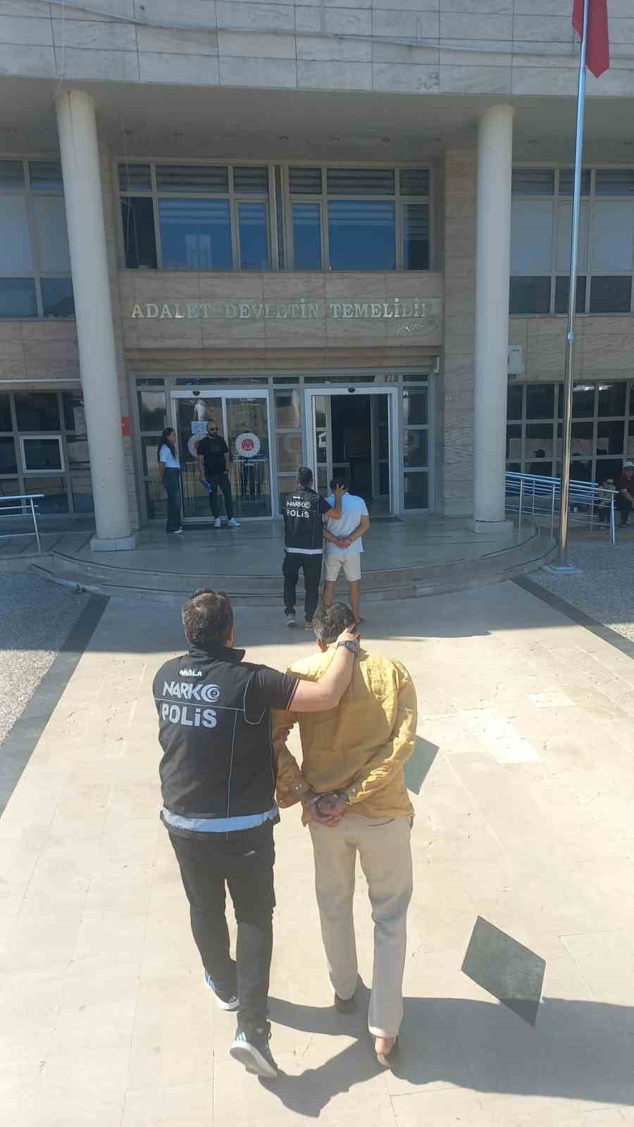 Muğla’da polisten kaçarken yakalandı, 1 kilo 953 gram esrar ele geçirildi