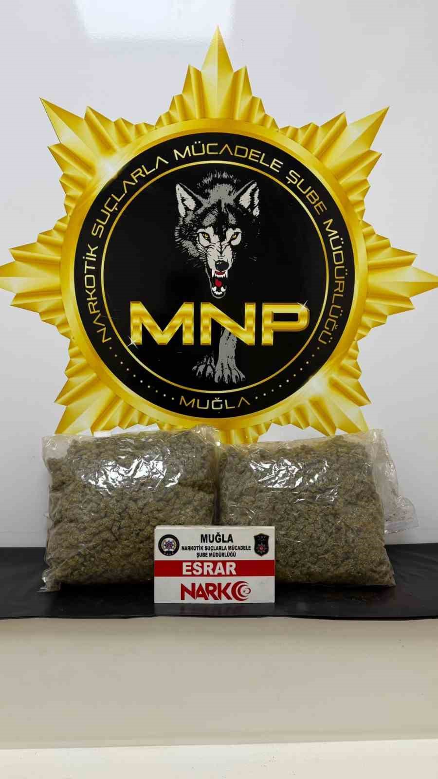 Muğla’da polisten kaçarken yakalandı, 1 kilo 953 gram esrar ele geçirildi