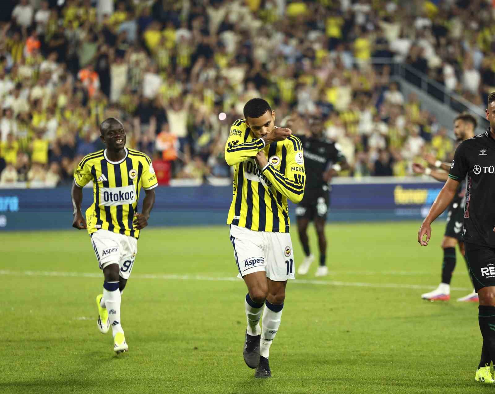 Trendyol Süper Lig: Fenerbahçe: 3 - Konyaspor: 1 (İlk yarı)