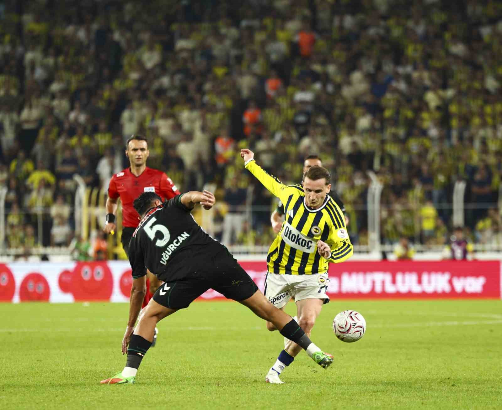 Trendyol Süper Lig: Fenerbahçe: 3 - Konyaspor: 1 (İlk yarı)
