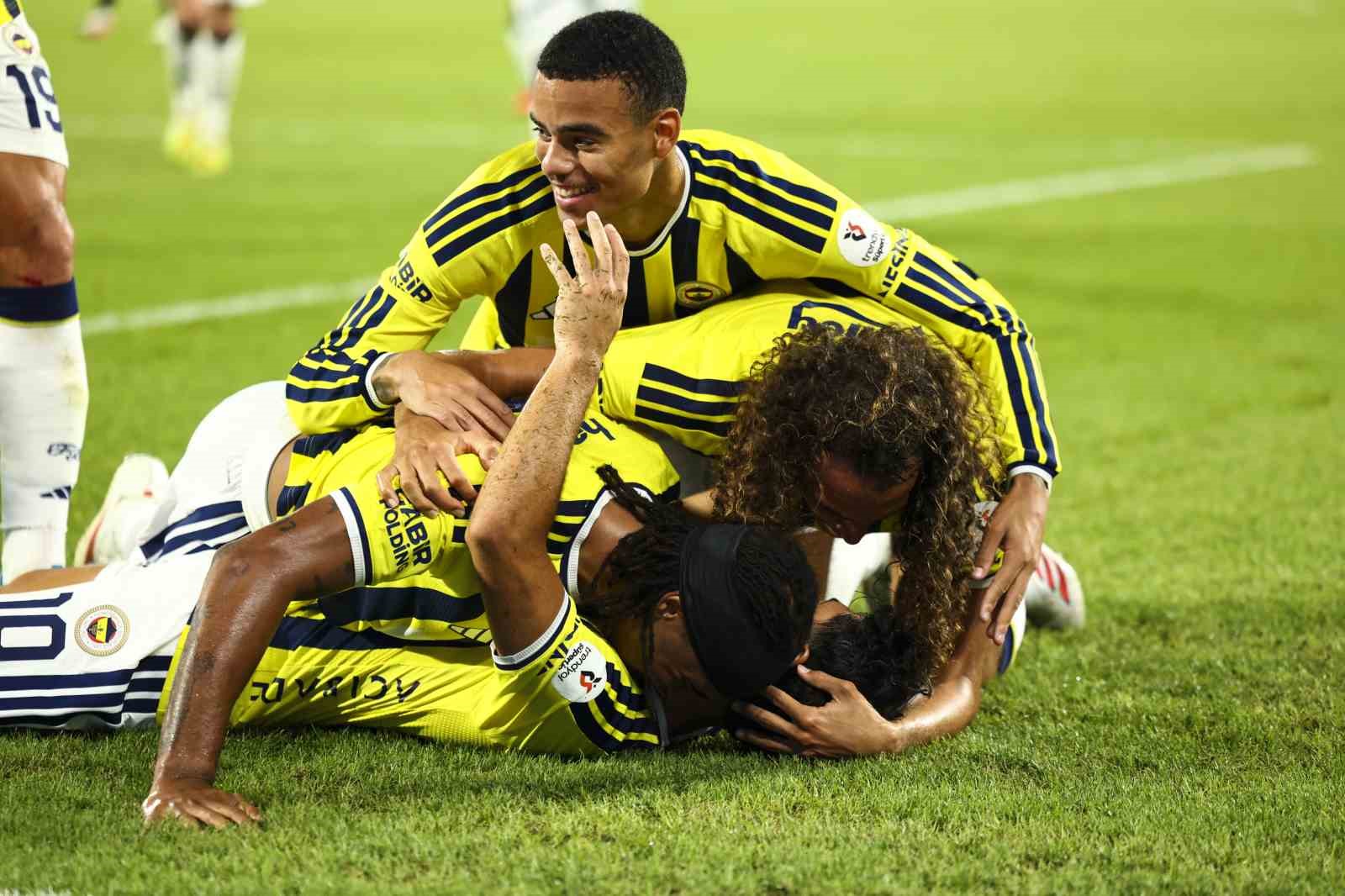 Trendyol Süper Lig: Fenerbahçe: 3 - Konyaspor: 1 (İlk yarı)