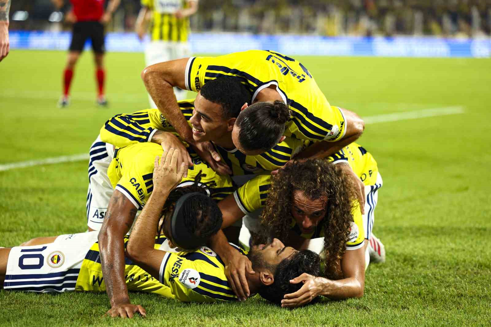 Trendyol Süper Lig: Fenerbahçe: 3 - Konyaspor: 1 (İlk yarı)