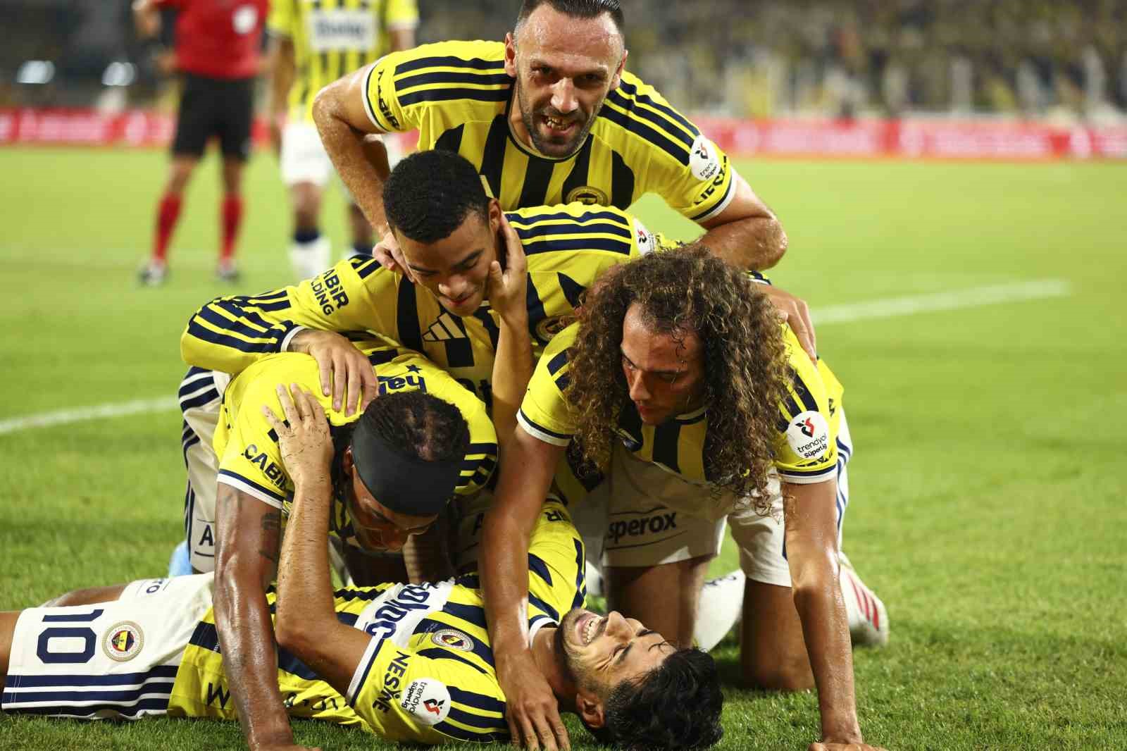 Trendyol Süper Lig: Fenerbahçe: 3 - Konyaspor: 1 (İlk yarı)