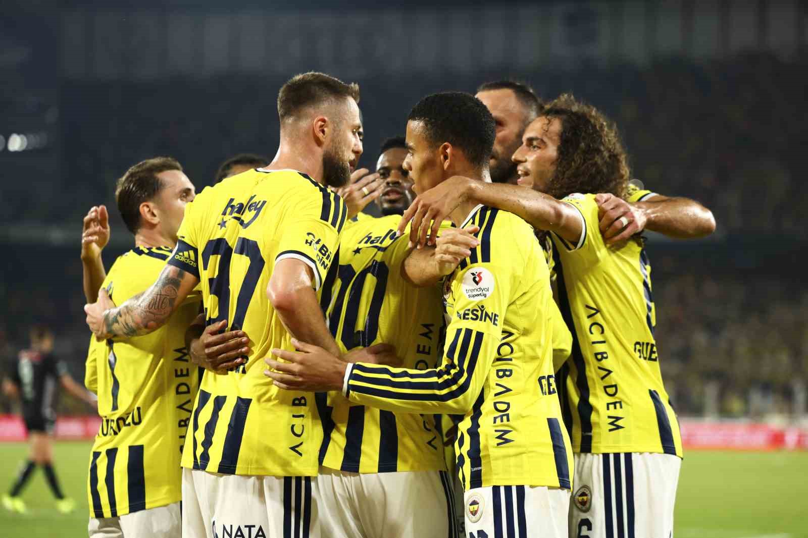 Trendyol Süper Lig: Fenerbahçe: 3 - Konyaspor: 1 (İlk yarı)