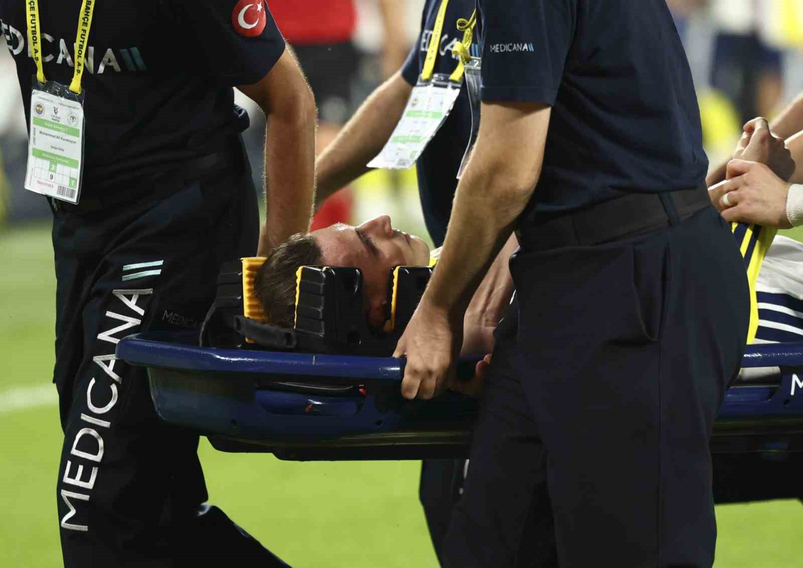 Kerem Aktürkoğlu, sahayı sedyeyle terk etti