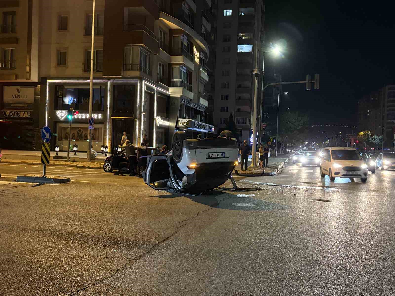 Otomobille çarpışan SUV araç takla attı: 2 yaralı