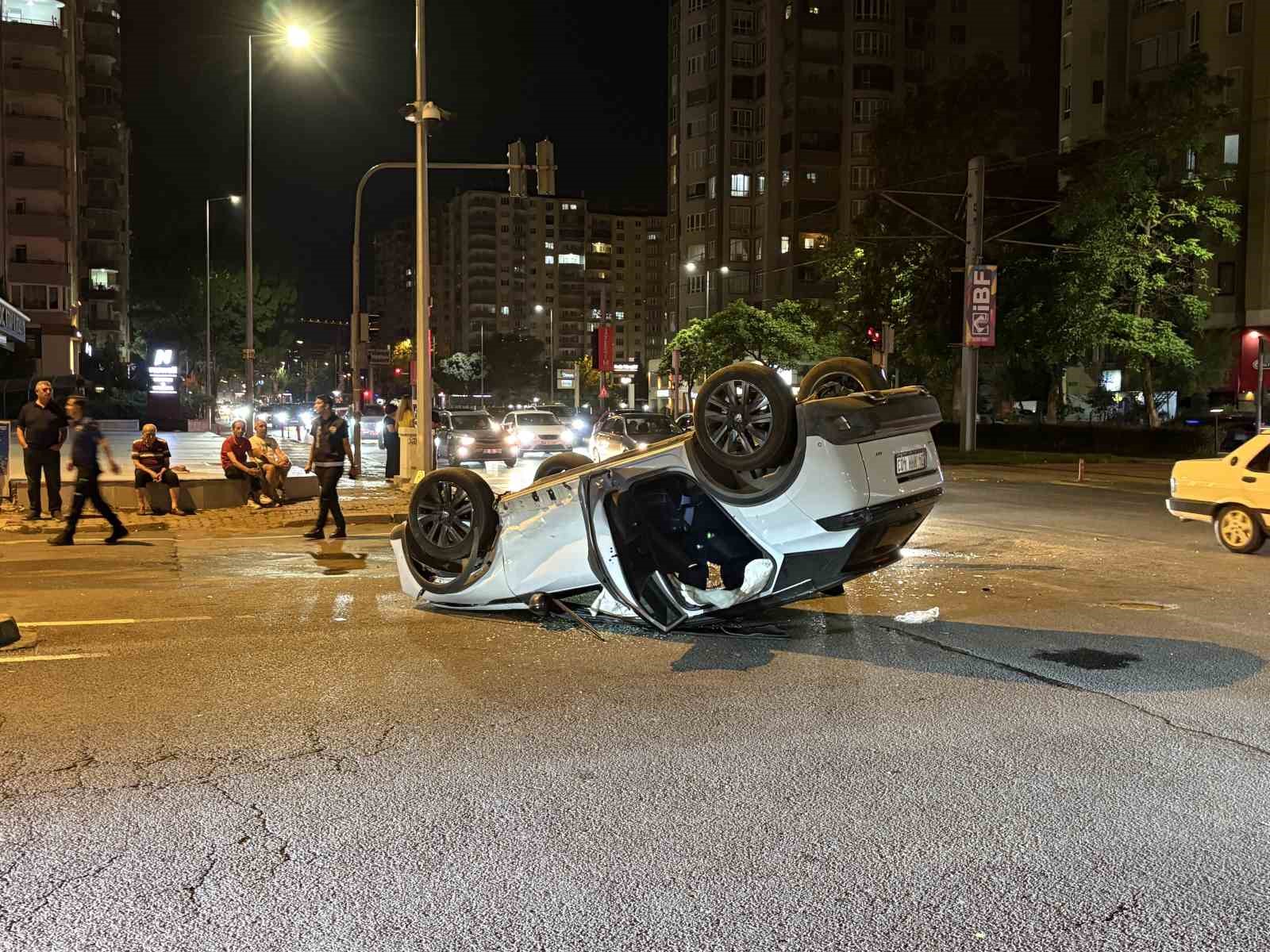 Otomobille çarpışan SUV araç takla attı: 2 yaralı