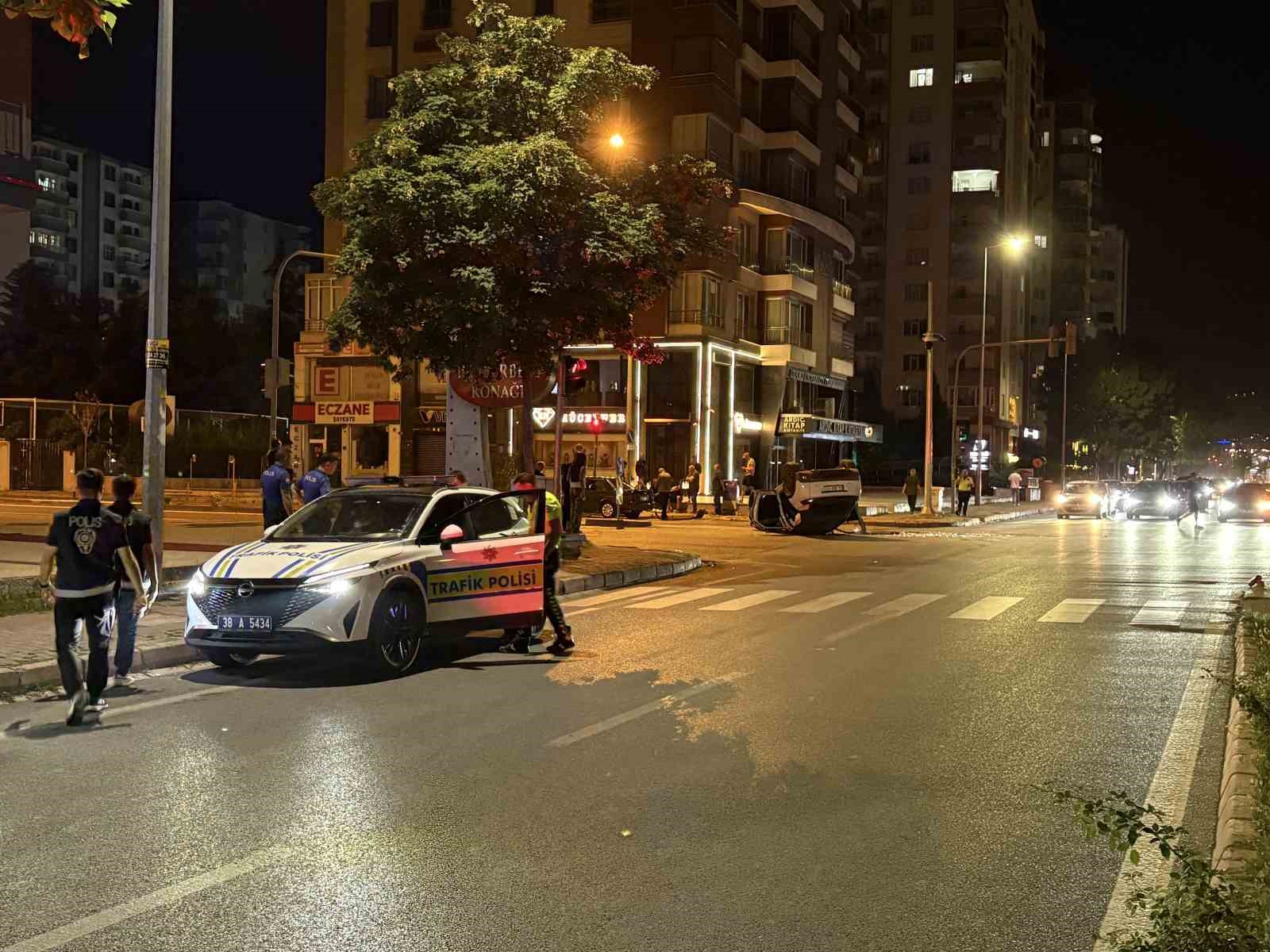 Otomobille çarpışan SUV araç takla attı: 2 yaralı