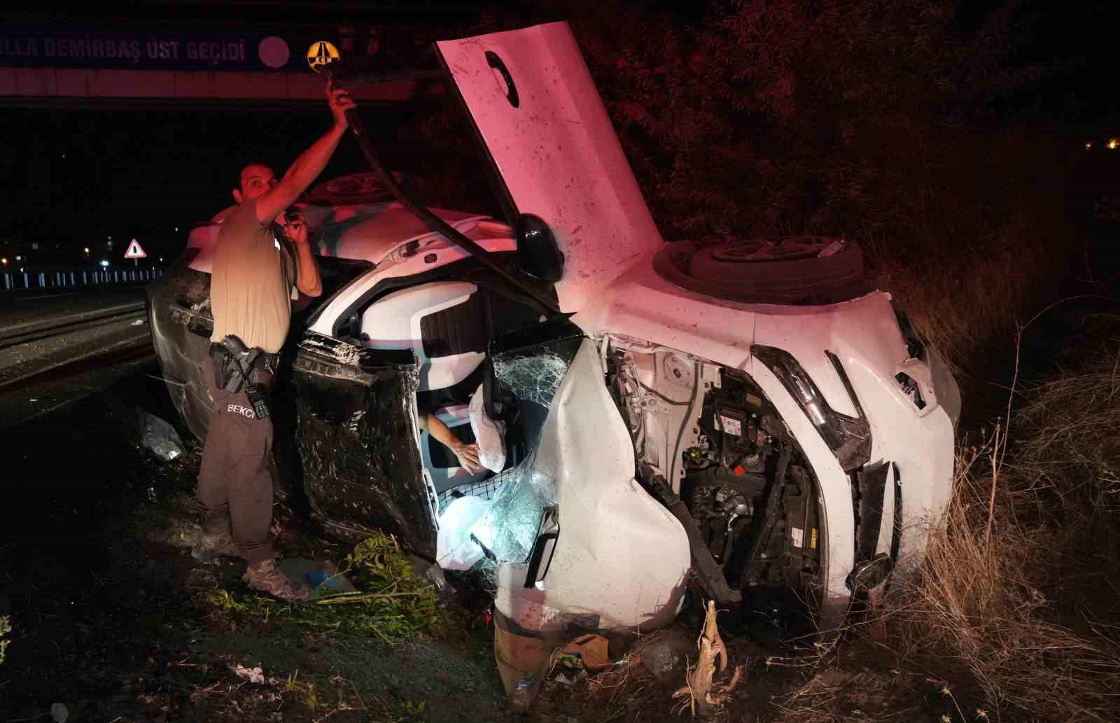 Takla atan otomobil hurdaya döndü: 2 yaralı