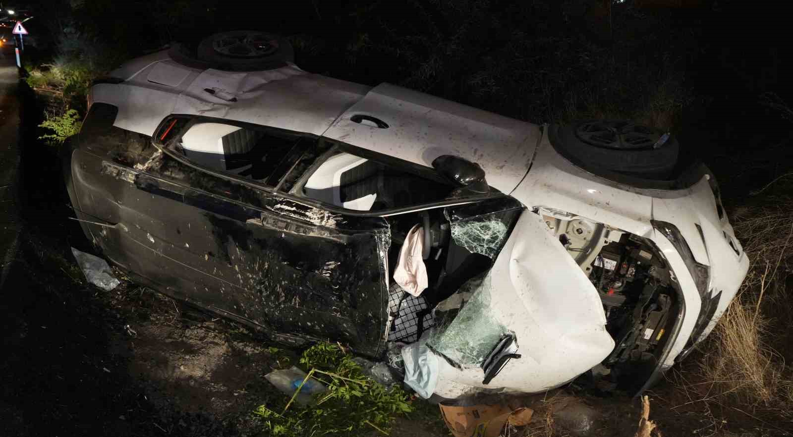 Takla atan otomobil hurdaya döndü: 2 yaralı