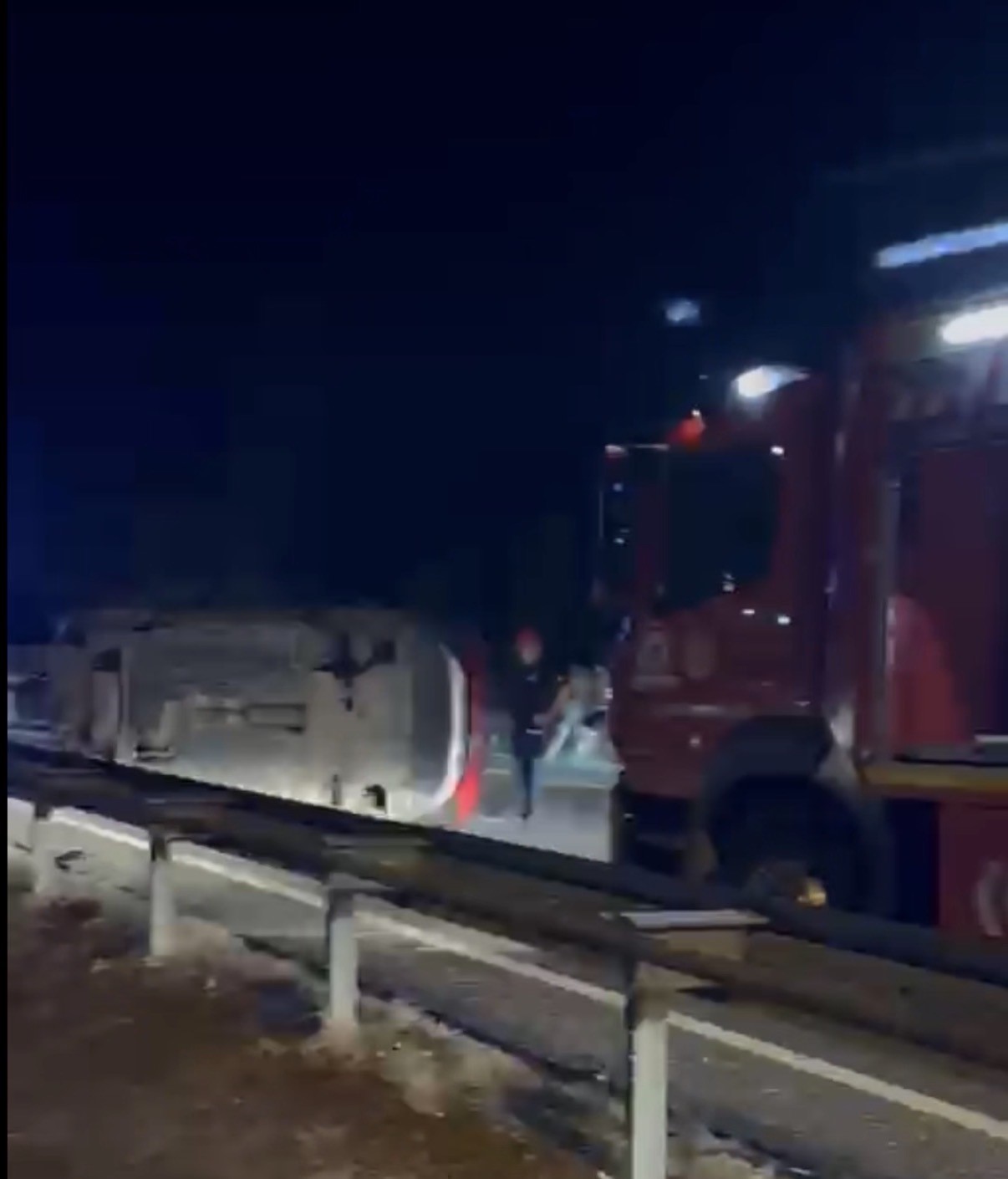 Otomobil bariyerlere çarparak devrildi: 1 yaralı
