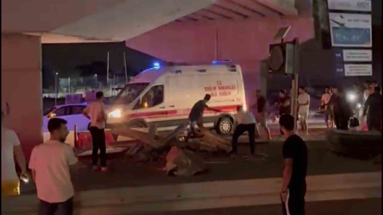 Direksiyon hakimiyetini kaybeden motosiklet sürücüsü bariyere çarparak ağır yaralandı